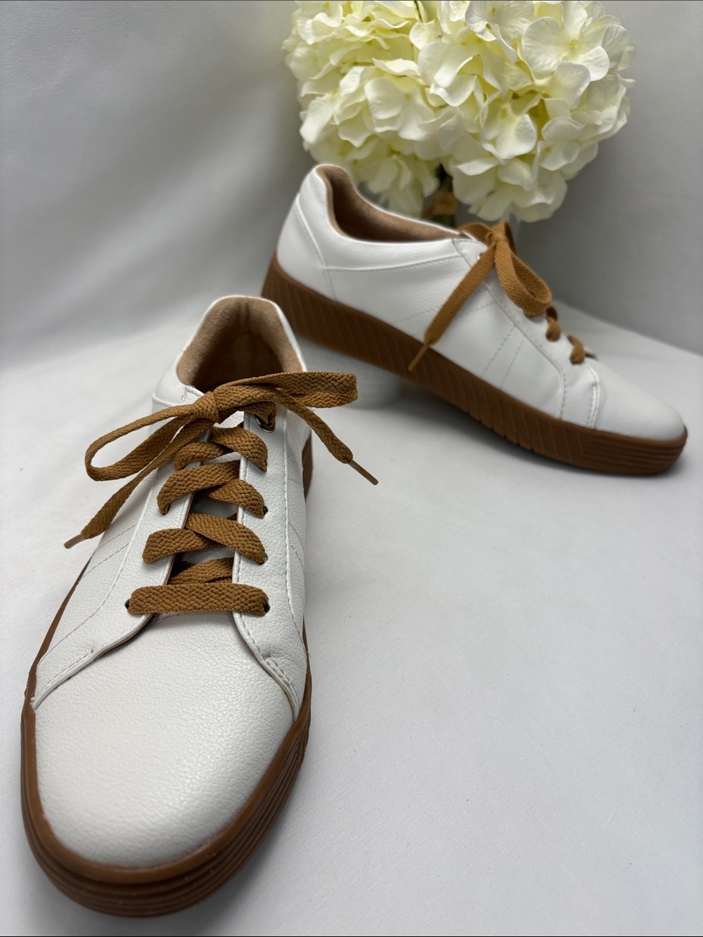 SOUL Neutralizer Womens 7 White Leather Sneakers with Tan Soles and Laces #467